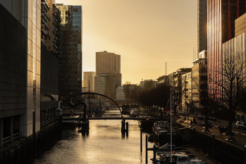 Nowoczesne centrum biznesowe o zachodzie słońca